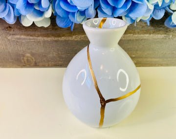 Kintsugi Gifts, White Sake Bottle, Kintsugi Pottery, Japanese Decor, Home Decor, Minimalist, Graduation, Kintsugi White Sake Bottle